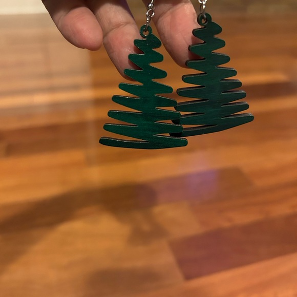 Wooden Christmas tree earns in forest green color - Picture 2 of 3